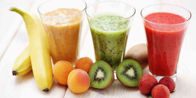 Mengonsumsi jus atau smoothies 750x375 - 9 Cara Sehat dan Alami Meningkatkat Berat Badan dalam 4 Minggu, Cocok Buat Kamu yang Merasa Kurus