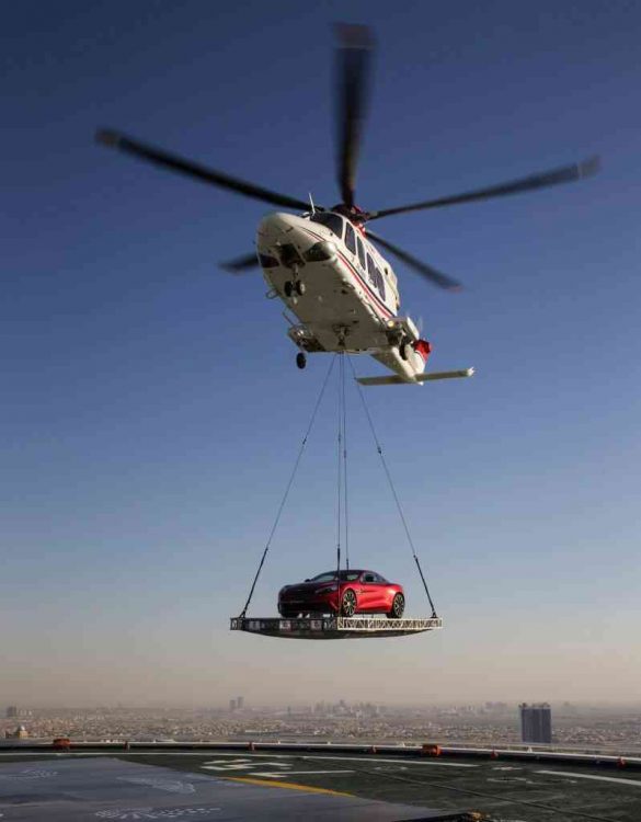 helikopter dubai 585x750 - Hal Gila Ini Hanya Bisa Kamu Temui Di Dubai Yang Akan Membuatmu Melongo