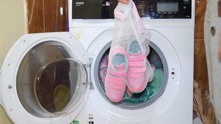3. Menggunakan pengering mesin cuci 750x422 - Susah ngeringin sepatu karena musim hujan? Begini cara mudah mengeringkan sepatu tanpa dijemur