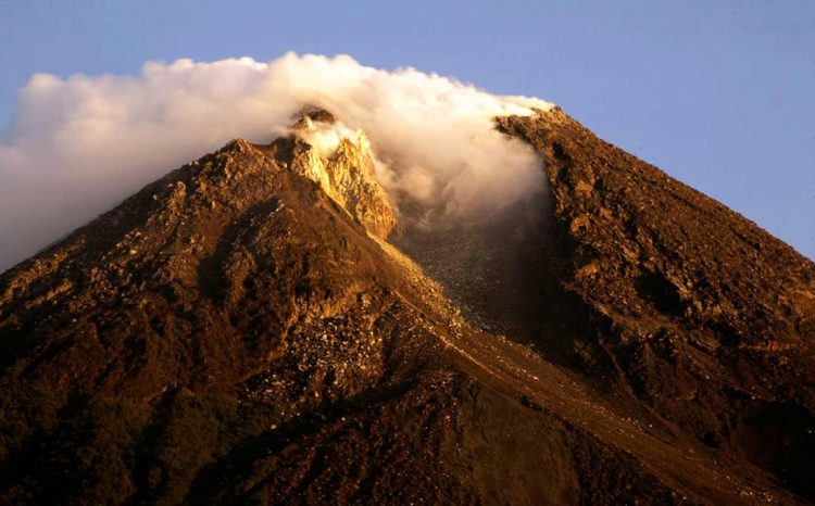 gunung merapi 750x466 - Gunung Berapi Paling Aktif di Indonesia hingga 2018