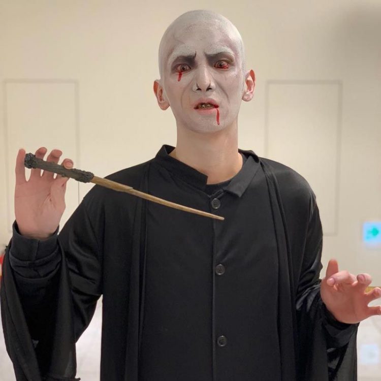 1. kostum halloween Key Shinee Sebagai Voldemort 750x750 - Seram & Lucu! Deretan Kostum Halloween Idol KPop Terbaik dan Terbaru